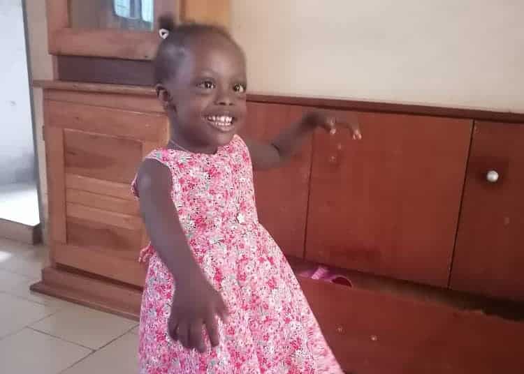 Adjoba, bellissima bimba di tre anni della Costa d'Avorio, sorride
