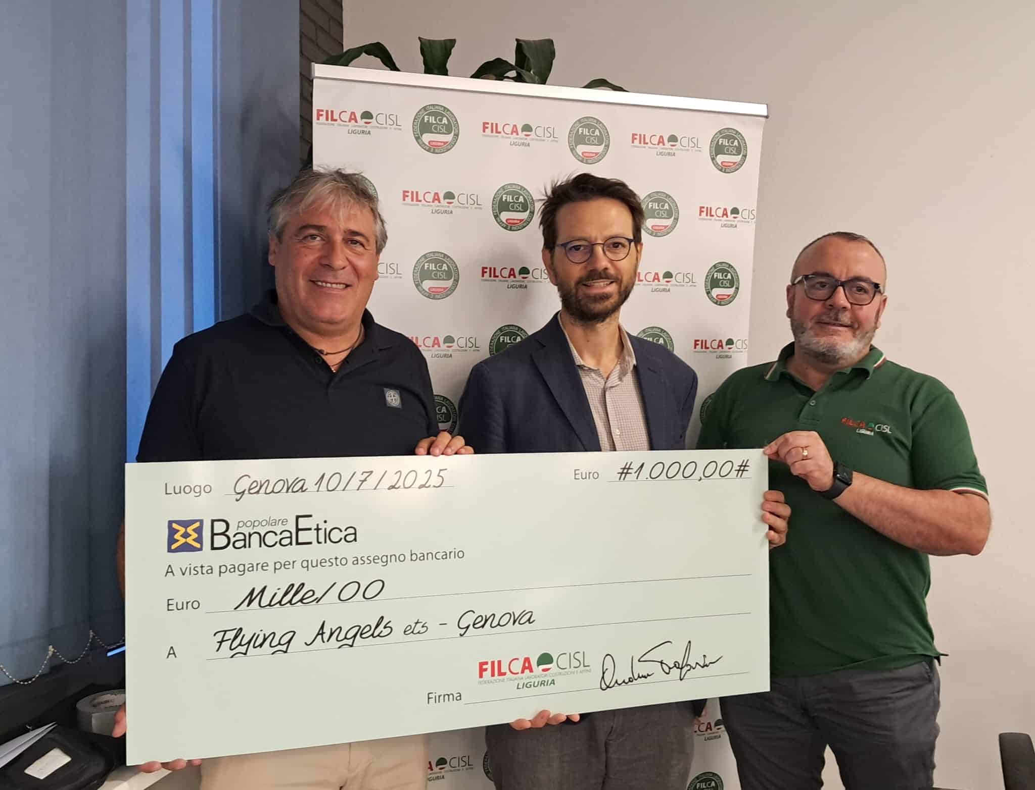 Filca CISL consegna l'assegno a Flying Angels