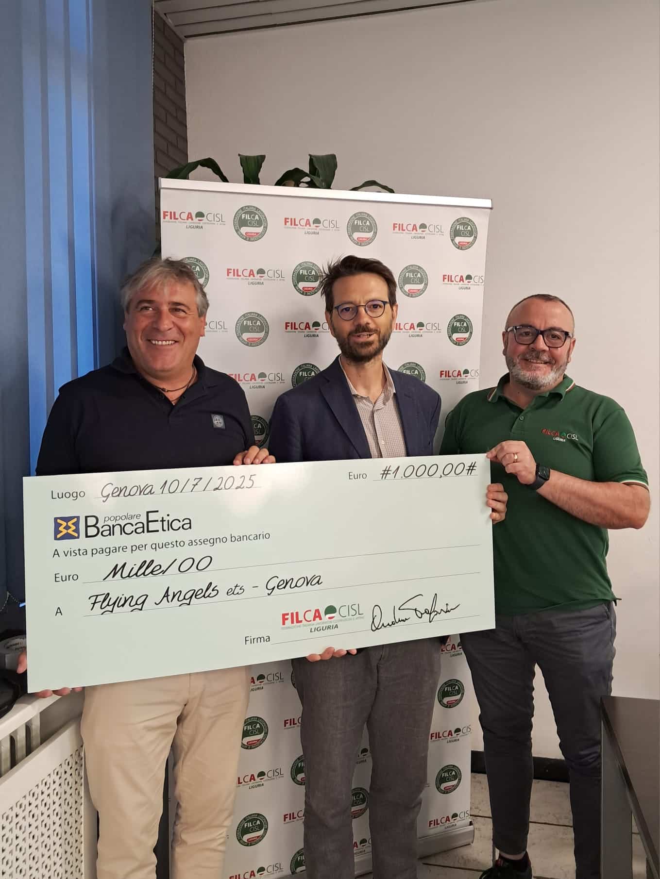 Filca CISL consegna l'assegno a Flying Angels