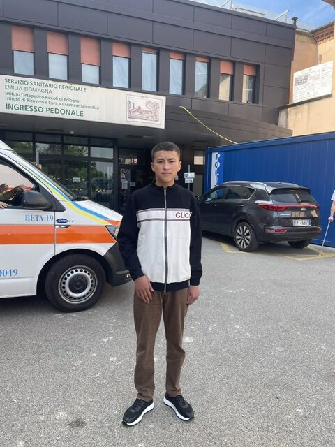 Bekzod davanti all'Ospedale Rizzoli