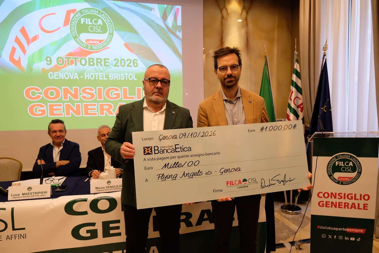 Assegno Filca CISL Riccardo Rossano riceve l'assegno da €1000,00 di Filca CISL